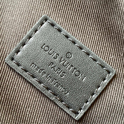 LV 25S DISCOVERY BUMBAG 47 IN BROWN AND BLACK EMBOSSED MONOGRAM ECLIPSE CALFSKIN