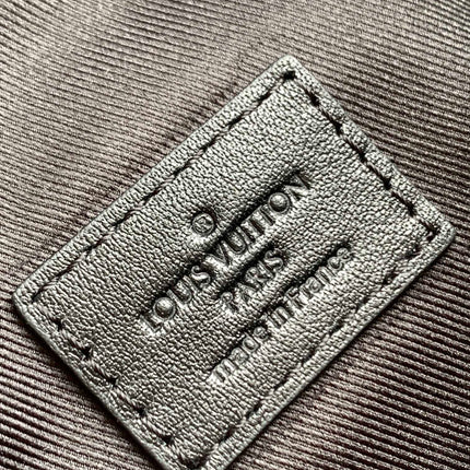 LV 25S DISCOVERY BUMBAG 44 IN BLACK MONOGRAM ECLIPSE CALFSKIN