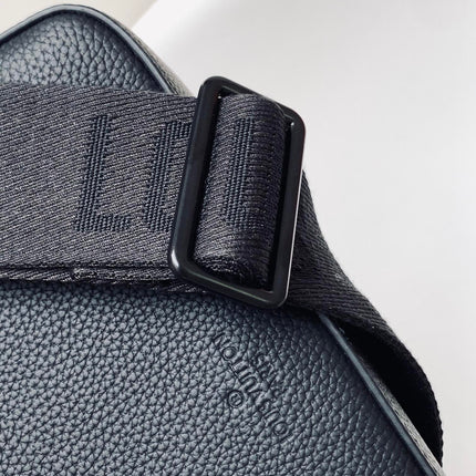 LV 25S FASTLINE MESSENGER BAG 23 IN BLACK CALFSKIN