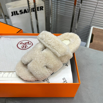 CHYPRE SLIPPERS IN BISQUE BEIGE LAMB WOOL
