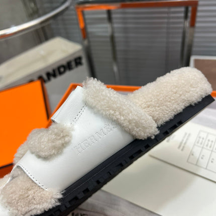 CHYPRE SLIPPERS IN BEIGE LAMB WOOL AND WHITE CALFSKIN