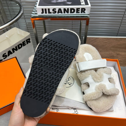 CHYPRE SLIPPERS IN BEIGE LAMB WOOL AND WHITE CALFSKIN