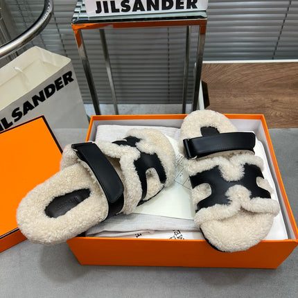 CHYPRE SLIPPERS IN BEIGE LAMB WOOL AND BLACK CALFSKIN