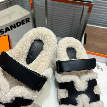 CHYPRE SLIPPERS IN BEIGE LAMB WOOL AND BLACK CALFSKIN