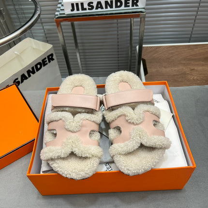 CHYPRE SLIPPERS IN BEIGE LAMB WOOL AND BABY PINK CALFSKIN