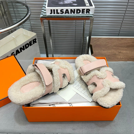 CHYPRE SLIPPERS IN BEIGE LAMB WOOL AND BABY PINK CALFSKIN