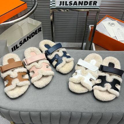 CHYPRE SLIPPERS IN BEIGE LAMB WOOL AND WHITE CALFSKIN