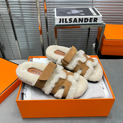 CHYPRE SLIPPERS IN BEIGE LAMB WOOL AND PERU BROWN SUEDE