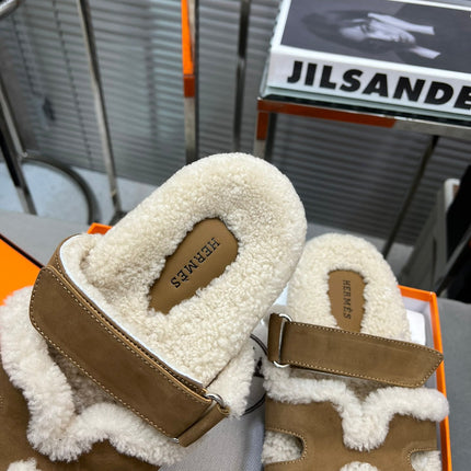CHYPRE SLIPPERS IN BEIGE LAMB WOOL AND LIGHT FRENCH BEIGE SUEDE
