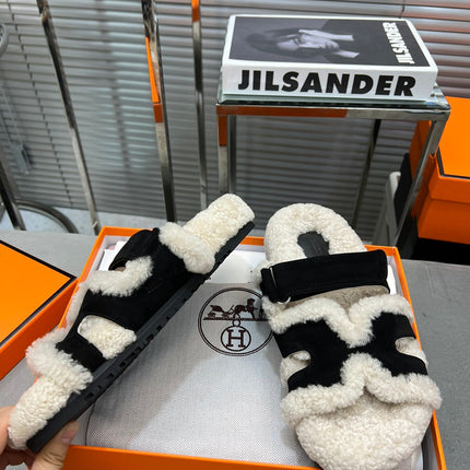 CHYPRE SLIPPERS IN BEIGE LAMB WOOL AND BLACK SUEDE