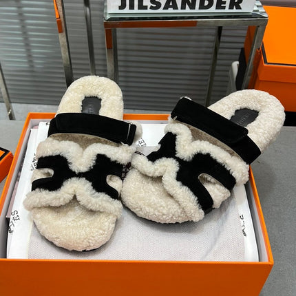 CHYPRE SLIPPERS IN BEIGE LAMB WOOL AND BLACK SUEDE