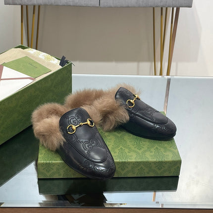 HORSEBIT MULE IN BLACK EMBOSSED CALFSKIN AND LAMB WOOL LINING