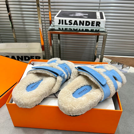 CHYPRE SLIPPERS IN BEIGE LAMB WOOL AND OCEAN BLUE SUEDE