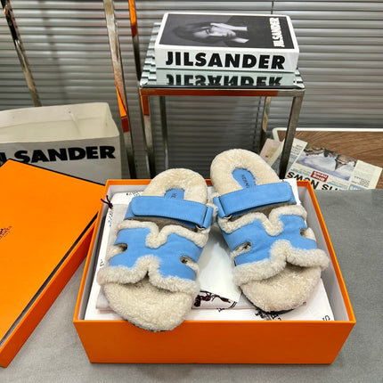 CHYPRE SLIPPERS IN BEIGE LAMB WOOL AND OCEAN BLUE SUEDE