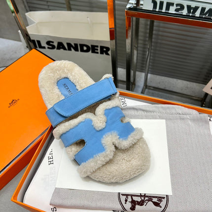 CHYPRE SLIPPERS IN BEIGE LAMB WOOL AND OCEAN BLUE SUEDE
