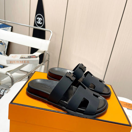 HM CHYPRE SANDAL BLACK WITH H-BUCKLECALFSKIN