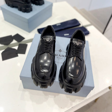 MONOLITH LACE-UP LOAFER IN BLACK CALFSKIN ATTACHED TRIANGLE LOGO