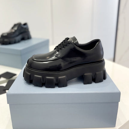 MONOLITH LACE-UP LOAFER IN BLACK CALFSKIN ATTACHED TRIANGLE LOGO