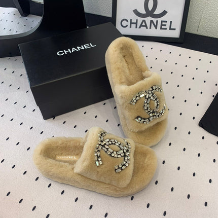 THICK-SOLED SLIPPERS IN BEIGE CREAM SHEEP WOOL