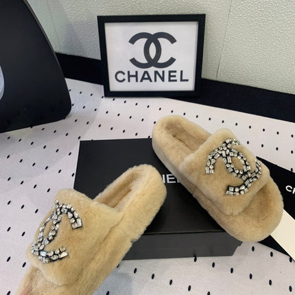 THICK-SOLED SLIPPERS IN BEIGE CREAM SHEEP WOOL
