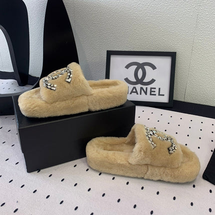 THICK-SOLED SLIPPERS IN BEIGE CREAM SHEEP WOOL