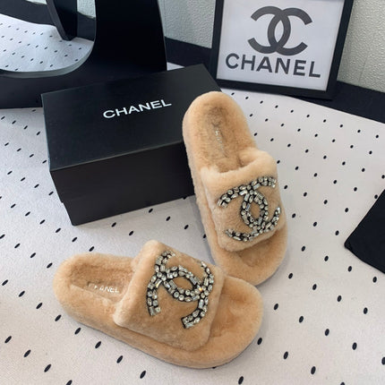 THICK-SOLED SLIPPERS IN BRIGHT CREAM SHEEP WOOL