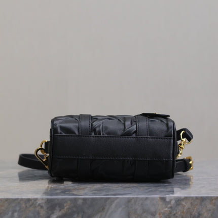 MINI GROOVE BAG 16 IN BLACK MACROCANNAGE CALFSKIN WITH GOLD HARDWARE