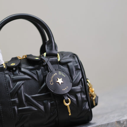 MEDIUM GROOVE BAG 20 IN BLACK MACROCANNAGE CALFSKIN WITH GOLD HARDWARE