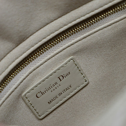 MEDIUM LADY BAG 24 IN POWDER BEIGE QUILTED MACROCANNAGE CALFSKIN METAL CHARM