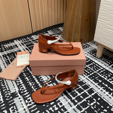 HIGH THONG SANDALS WITH WHITE STRAP IN RED BROWN GLOSSY LAMBSKIN