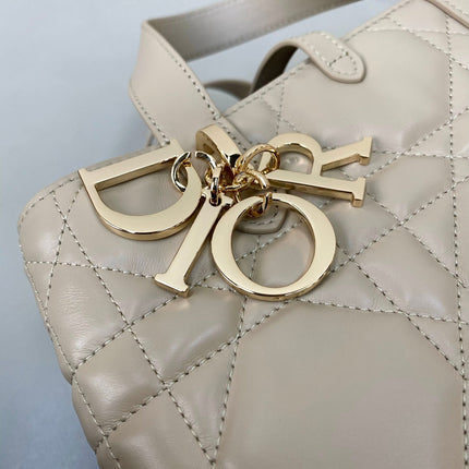 MEDIUM TOUJOURS BUCKET BAG 22 IN BEIGE CANNAGE CALFSKIN