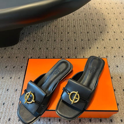 ILOT FLAT SANDAL IN BLACK CALFSKIN