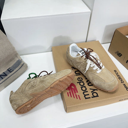 MIUxNEW 530 SNEAKER IN BROWN ECRU SUEDE