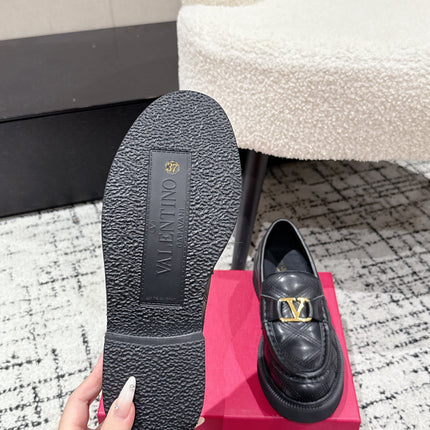 VLTN LOAFER 25S IN MATTE BLACK LEATHER WITH GOLD HARDWARE