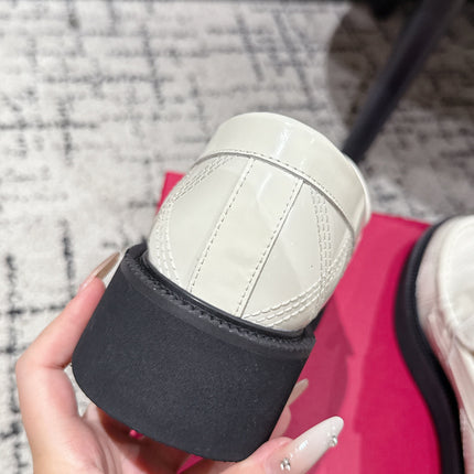 VLTN LOAFER 25S IN CREAM WHITE CALFSKIN WITH GOLD HARDWARE