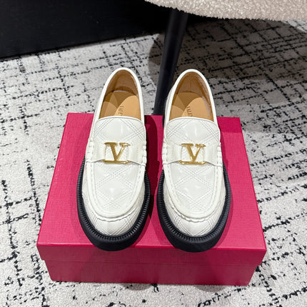 VLTN LOAFER 25S IN CREAM WHITE CALFSKIN WITH GOLD HARDWARE