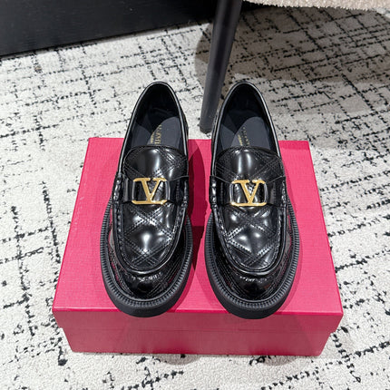 VLTN LOAFER 25S IN BLACK CALFSKIN WITH GOLD HARDWARE
