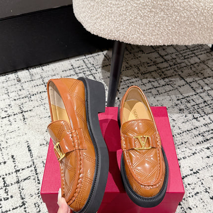 VLTN LOAFER 25S IN BROWN CALFSKIN WITH GOLD HARDWARE