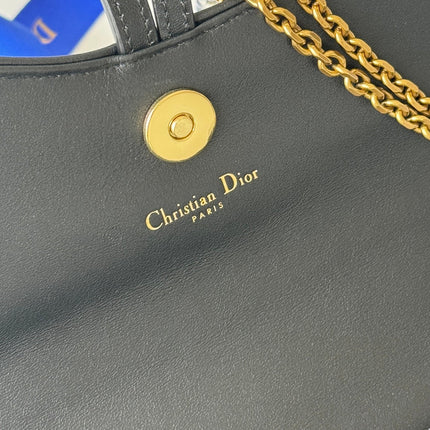 DIOR 25S MEDIUM SADDLE POUCH WITH CHAIN 21 IN BLUE BLACK DIOR OBLIQUE JACQUARD CANVAS AND CALFSKIN