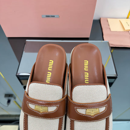 MULES SLIPPERS IN BROWN CALFSKIN AND WHITE DOTS CANVAS WITH GOLD COIN