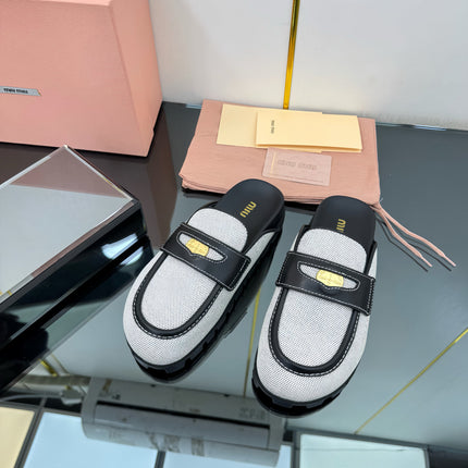 MULES SLIPPERS IN BLACK CALFSKIN AND WHITE DOTS CANVAS WITH GOLD COIN