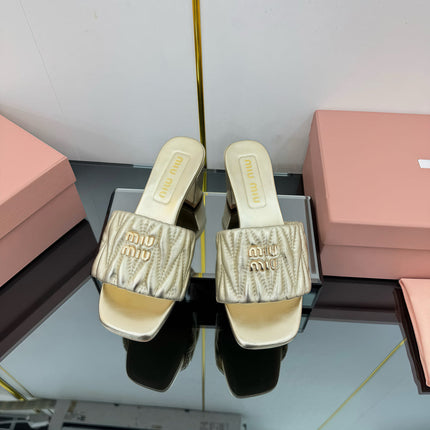 MATELASSÉ SLIDES PUMP IN GOLD PATENT CALFSKIN