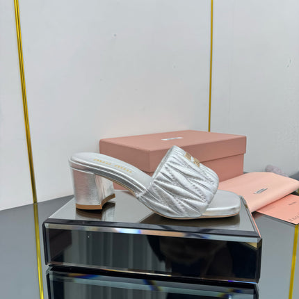 MATELASSÉ SLIDES PUMP IN SILVER PATENT CALFSKIN