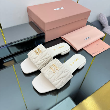 MATELASSÉ SLIDES IN OFF WHITE CALFSKIN