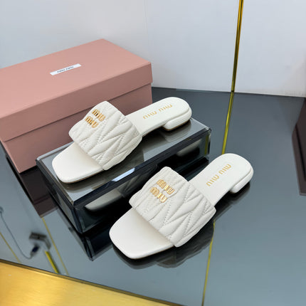 MATELASSÉ SLIDES IN OFF WHITE CALFSKIN