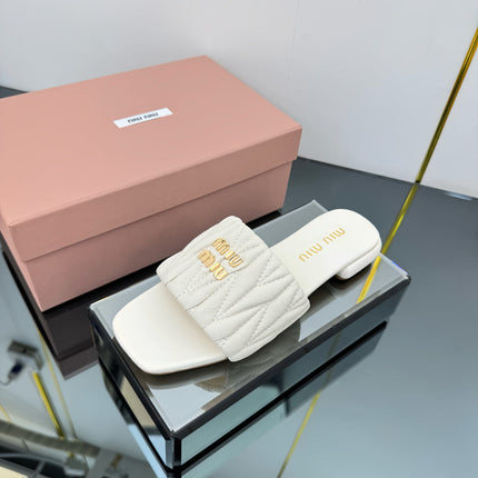 MATELASSÉ SLIDES IN OFF WHITE CALFSKIN