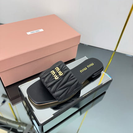 MATELASSÉ SLIDES IN BLACK CALFSKIN