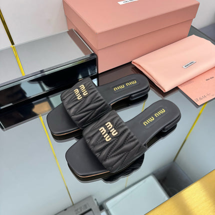 MATELASSÉ SLIDES IN BLACK CALFSKIN