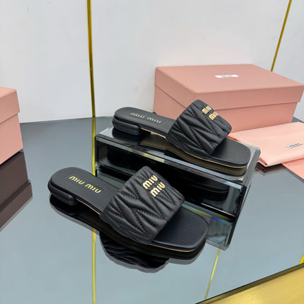 MATELASSÉ SLIDES IN BLACK CALFSKIN