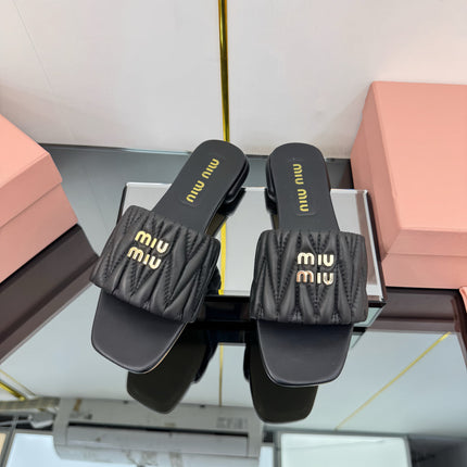 MATELASSÉ SLIDES IN BLACK CALFSKIN